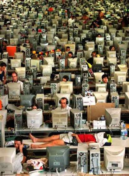 Un joven descansa sobre una mesa durante la concentración de cibernautas Campus Party 2003 en Valencia.