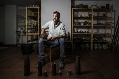 Ernesto Viñas, vecino de Quijorna, lleva 18 años recuperando objetos de la batalla de Brunete. Fundador de Brunete en la memoria, ofrece rutas guiadas, visitas al museo que ha montado en el sótano de su casa y una oficina de memoria histórica para que los familiares puedan rastrear las pistas de sus combatientes.