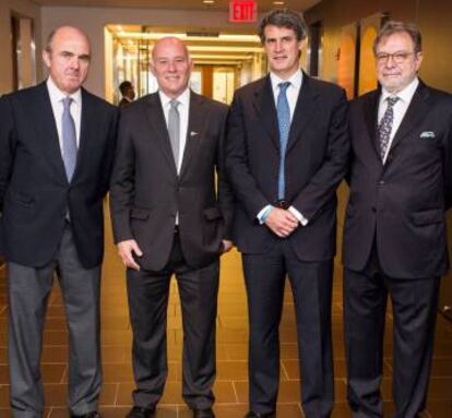 De izquierda a derecha, Luis de Guindos(ministro de Economía de España), Eduardo Ferreyros (Ministro de Comercio exterior de Perú), Alfonso Prat-Gay (Ministro del tesoro de Argentina) y Juan Luis Cebrián (presidente de EL PAÍS)