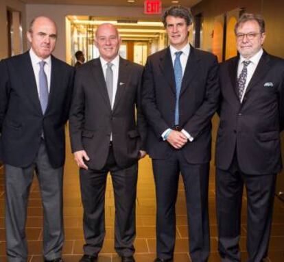 De izquierda a derecha, Luis de Guindos(ministro de Econom&iacute;a de Espa&ntilde;a), Eduardo Ferreyros (Ministro de Comercio exterior de Per&uacute;), Alfonso Prat-Gay (Ministro del tesoro de Argentina) y Juan Luis Cebri&aacute;n (presidente de EL PA&Iacute;S)