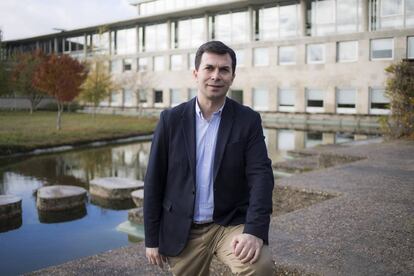 El líder del PSdeG, Gonzalo Caballero, en la Facultad de Económicas de Vigo donde es profesor.