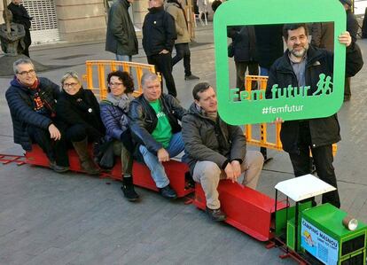 Jordi Sànchez en primer pla en un tren de joguina.