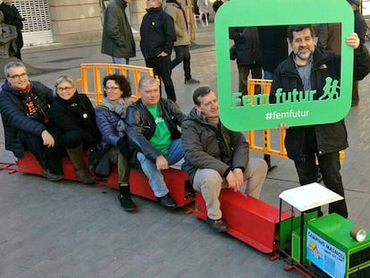 Jordi Sànchez en primer pla en un tren de joguina.