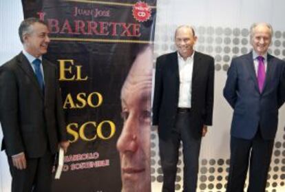 El 'exlehendakari' Juan José Ibarretxe, en el centro, junto al presidente del PNV, Iñigo Urkullu, a la izquierda, y el presidente de la Fundación Sabino Arana, Juan María Atutxa, durante la presentación de libro 'El caso vasco. El desarrollo humano sostenible'.