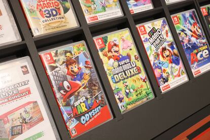 Diferentes videojuegos de Super Mario Nintendo Switch en exhibición en una tienda de Shibuya, Tokyo.
