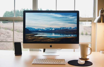 iMac en una mesa con taza