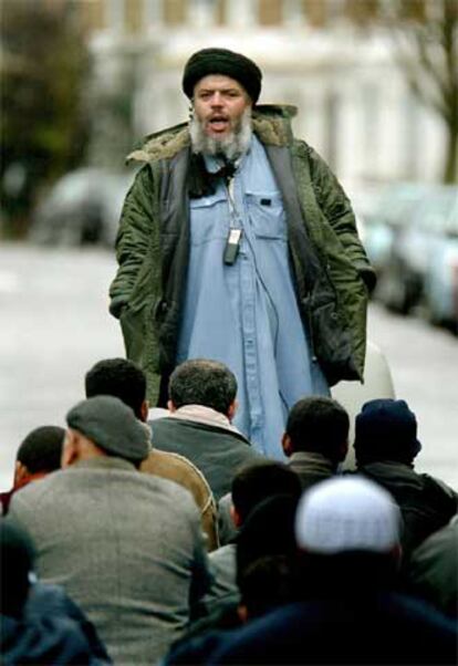 Abu Hamza, en marzo de 2004, frente a la mezquita de Finsbury Park.