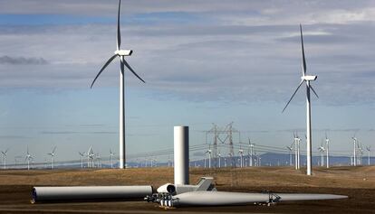 Partes de un molino eólico de Vestas antes de ensamblar.