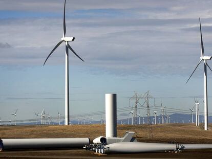 Partes de un molino eólico de Vestas antes de ensamblar.