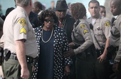 Los padres de Michael Jackson, Katherine y Joe, llegan a los juzgados de Los Angeles donde se celebra el juicio al doctor Conrad Murray por homicidio involuntario.