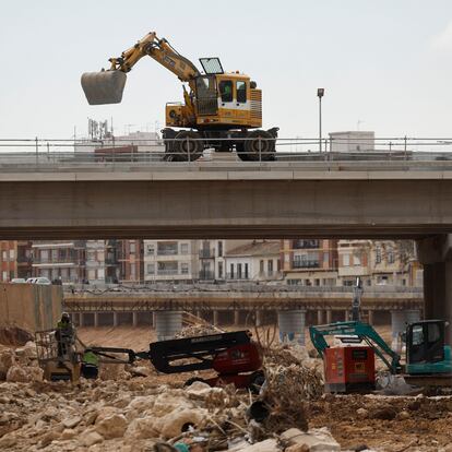 PAIPORTA (VALÈNCIA), 04/04/2025.- Trabajos del primer puente reconstruido sobre el barranco del Poyo, que forma parte de la red de Metrovalencia, tras la dana del 29 de octubre. EFE/ Kai Forsterling