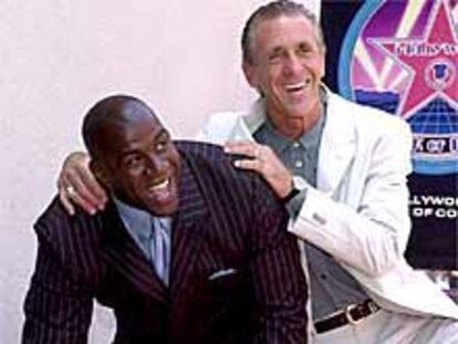 Magic Johnson junto a Pat Riley, durante el acto en el que se descubrió la placa.