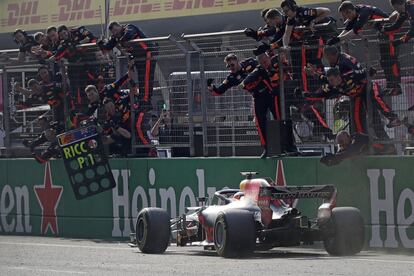 El equipo de Red Bull celebra la primera posición de Daniel Ricciardo al atravesar la línea de meta.