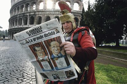 El Coliseo de Roma es un buen lugar para ganarse un sobresueldo; por ejemplo, posando vestido de romano para los turistas.