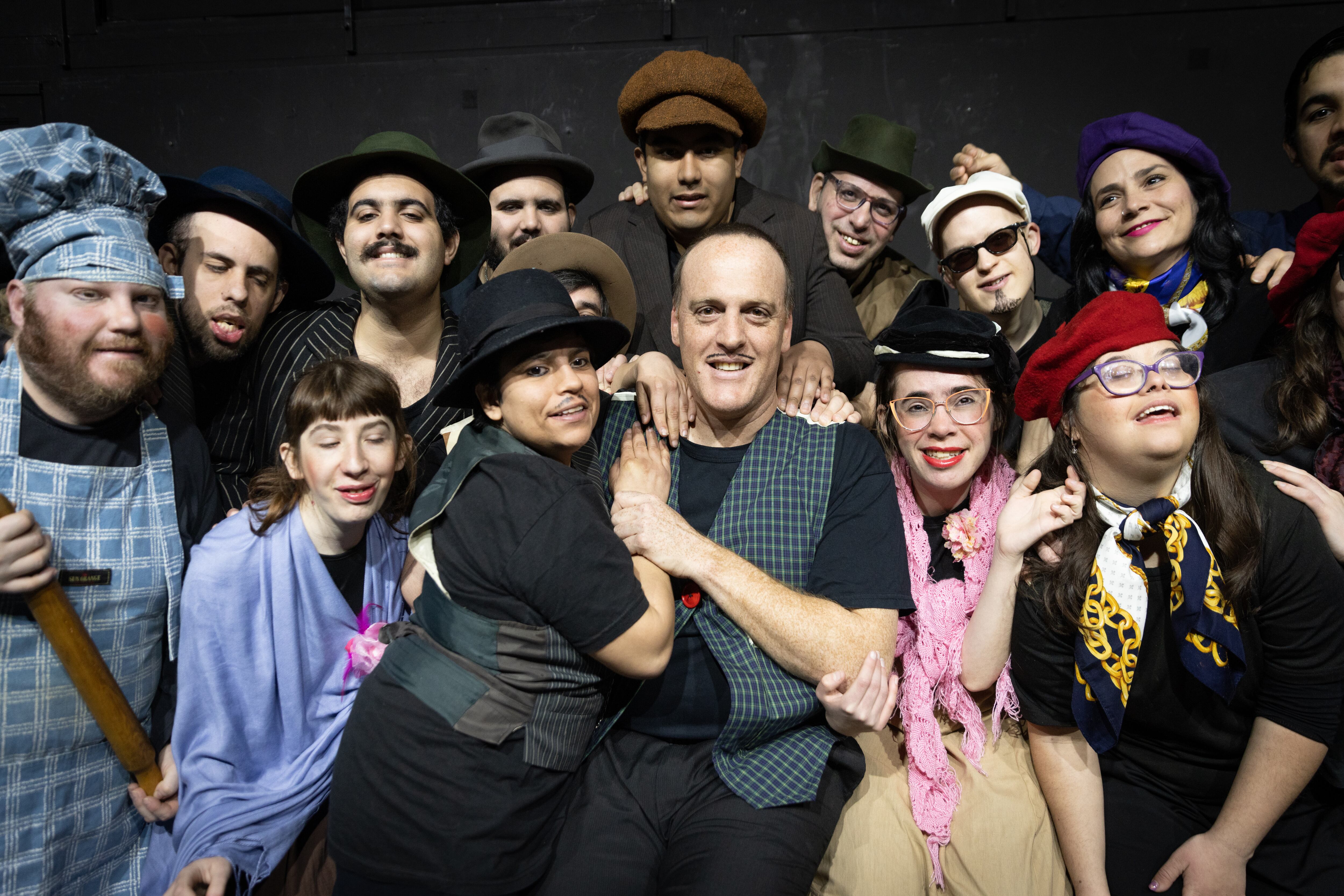 Esteban Parola y Gimena Racconto junto a integrantes de la Escuela de Teatro Inclusivo.