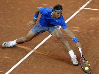 Nadal trata de llegar un golpe de su rival, el croata Dodig.