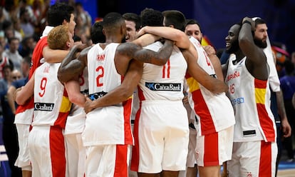 Los jugadores se abrazan tras el final del partido que ha dado la victoria a España ante Francia en el Eurobasket.