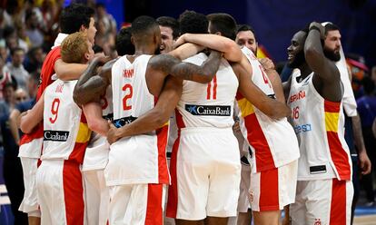 Los jugadores se abrazan tras el final del partido que ha dado la victoria a España ante Francia en el Eurobasket.