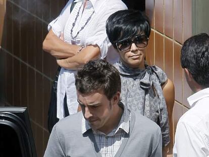 Fernando Alonso y su esposa, ayer en Oviedo.