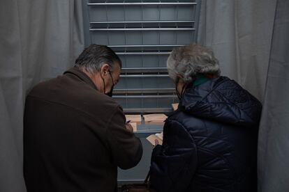 Un matrimonio de Don Benito prepara sus papeletas antes de votar en la consulta popular.