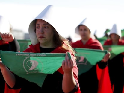 Activistas a favor del aborto lucen el atuendo de 'The Handmaid's Tale' en Buenos Aires, el 5 de agosto de 2018 / Natacha Pisarenko (AP)