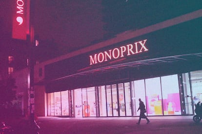 El local compra en Monoprix porque también es local y el viajero porque le permite comprar algo del país y se siente así parte de la comunidad.