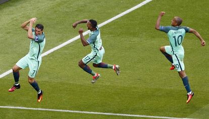 Cristiano celebra su segundo gol junto a Nani y J.Mario.