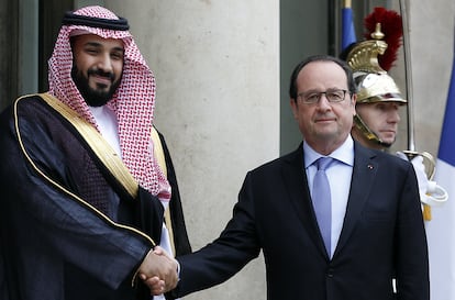 El presidente francés, François Hollande, da la bienvenida al príncipe heredero, Mohammed Bin Salmán,