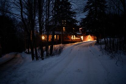 Una casa de campo en el borde del Bosque Nacional White Mountain, en las afueras de Woodstock (New Hampshire, Estados Unidos), en diciembre de 2021.