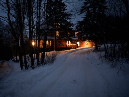 Una casa de campo en el borde del Bosque Nacional White Mountain, en las afueras de Woodstock (New Hampshire, Estados Unidos), en diciembre de 2021.