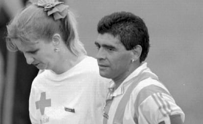 Maradona abandona el Foxboro Stadium de Boston junto a la auxiliar de la FIFA Sue Carpenter, el 25 de junio de 1994.