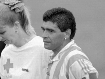 Maradona abandona el Foxboro Stadium de Boston junto a la auxiliar de la FIFA Sue Carpenter, el 25 de junio de 1994.