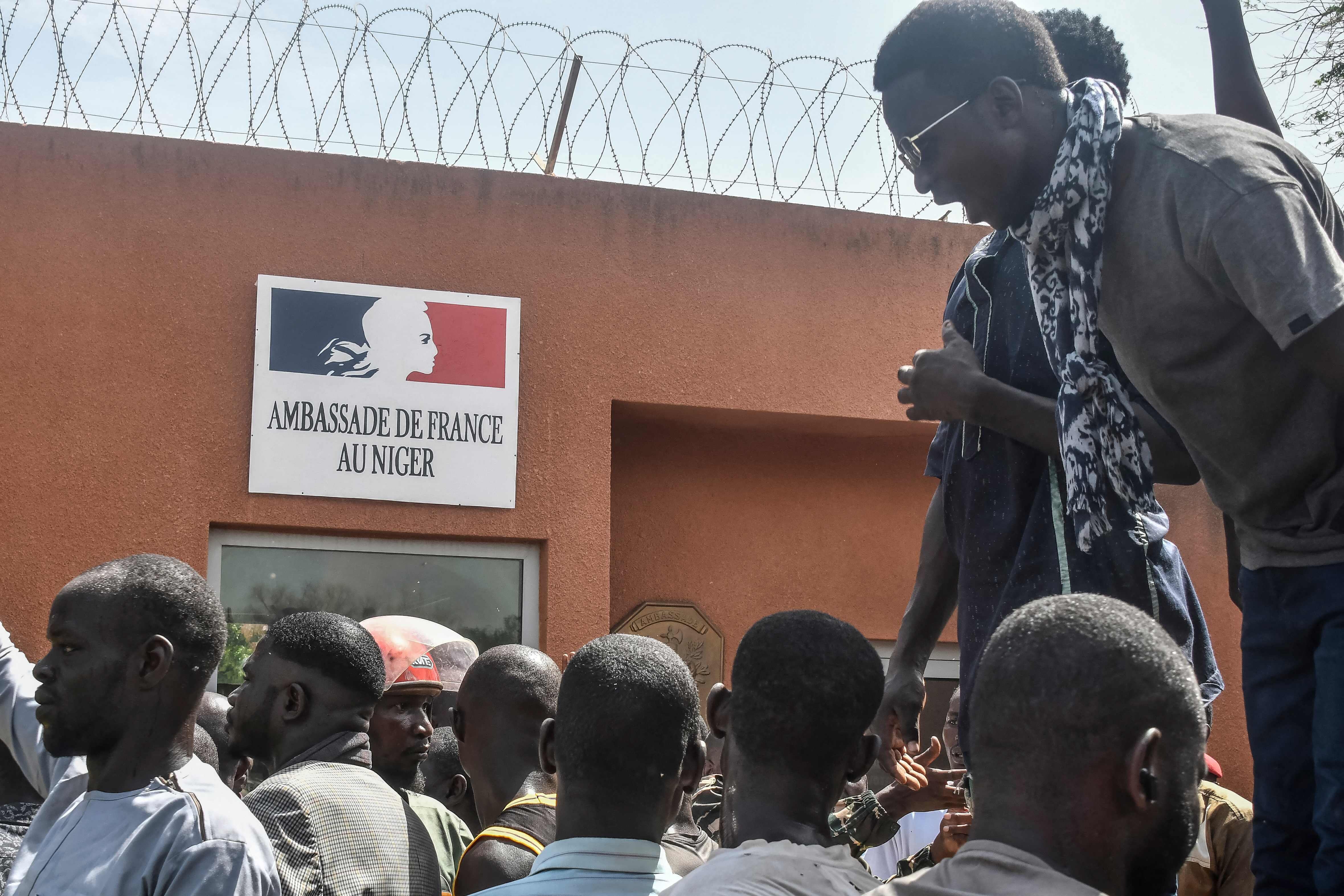 Manifestación frente a la Embajada de Francia en Niamey, tras el golpe militar contra el presidente Mohamed Bazoum. 