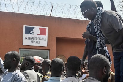 Manifestación frente a la Embajada de Francia en Niamey, tras el golpe militar contra el presidente Mohamed Bazoum. 