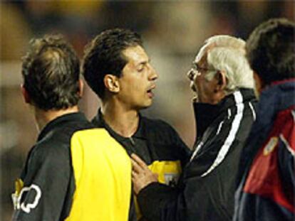 Luis Aragonés se dirige de forma airada a Turienzo Álvarez tras el primer tiempo del Rayo-Atlético.
.