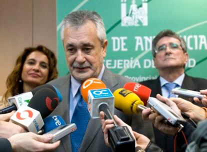 El presidente de la Junta andaluza, José Antonio Griñán, junto a la consejera de Salud, María Jesús Montero, y Luis Pizarro, consejero de Gobernación, hoy, en el centro de salud de la Merced, en Cádiz.