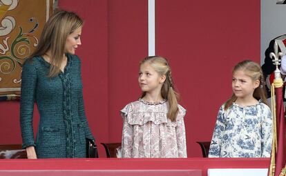 La reina Letizia habla con sus hijas