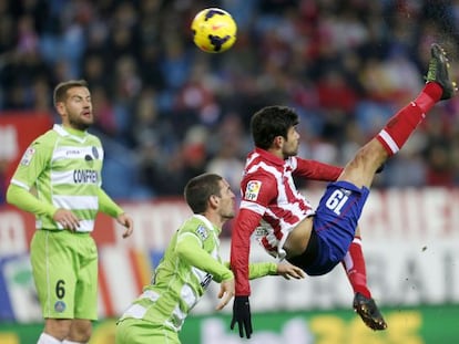 Diego Costa arremata a bola e consegue o quinto gol.