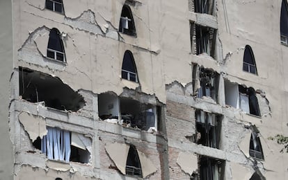 Vista de um edifício danificado pelo sismo.