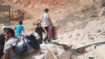 A partir de finales de septiembre, la intensificacin de los ataques areos israeles golpe docenas de ciudades en todo el Lbano, matando a miles de personas y desplazando a casi 900.000 dentro del pas. Otras 557.000 personas cruzaron a Siria, en su mayora sirios que haban hecho a?os antes el viaje inverso a Lbano en busca de seguridad. Tras un frgil alto el fuego que entr en vigor el 27 de noviembre, muchos desplazados han comenzado a regresar al sur del pas, pero ms de dos meses de ataques han reducido muchas zonas a escombros y la reconstruccin podra llevar a?os. Acnur y sus socios de la ONU y las ONG estn proporcionando ayuda de emergencia y kits de invierno a los desplazados y retornados, pero se necesitan muchos ms fondos. Acnur ha pedido en repetidas ocasiones un alto el fuego duradero que ponga fin al sufrimiento en Lbano y Gaza y ha solicitado la reanudacin de la financiacin crtica a la Agencia de la ONU para los Refugiados Palestinos (UNRWA).? En la fotografa, varias personas que huyen de los ataques areos israeles en Lbano cruzan la frontera de Jdeidet Yabous hacia Siria, el 7 de octubre de 2024.