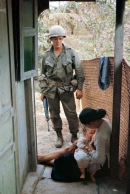 La exposición es la primera presentación en España de las fotografías de Burrows. La exposición presenta un monográfico del conflicto en Vietnam a través de las fotografías que Burrows tomó durante los años que trabajó allí como periodista gráfico, entre 1962 y 1971. Las fotografías se presentan en blanco y negro, pero también en color, en un momento en que era escasa su presencia en la fotografía de guerra. El propio hijo del periodista, Russel Burrows, ha colaborado a la realización de la exposición.