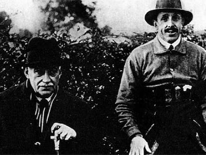 El rey Alfonso XIII, a la derecha, con el general Primo de Rivera, en una cacería en El Escorial en 1930.