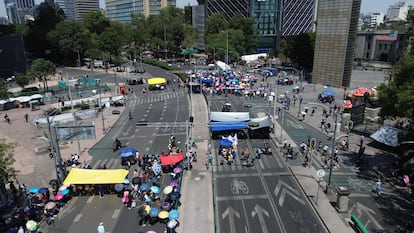 Cientos de miembros de la Coordinadora Nacional de Trabajadores de la Educación bloquean el paso vehicular en Circuito Interior, este viernes en Ciudad de México.