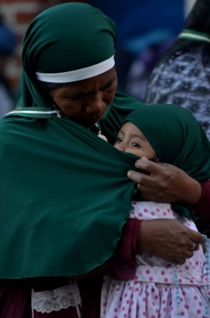 Una mujer del sector integrista con una niña.