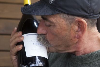 Emilio Rojo con una botella de su vino