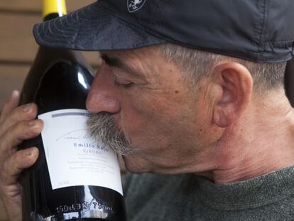 Emilio Rojo con una botella de su vino