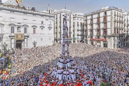 Els Minyons de Terrassa levantan el castillo en la plaza Sant Jaume.