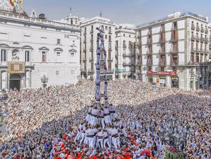 Els Minyons de Terrassa aixequen el castell a la plaça de Sant Jaume.