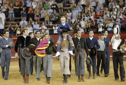 Adri&aacute;n es llevado a hombros en la Plaza de toros de Valencia.