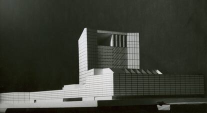 Propuesta de Rafael Aburto para un Teatro de la Ópera en Azca, en 1963, recogida en la exposición "Cámara y modelo", de Fundación ICO.